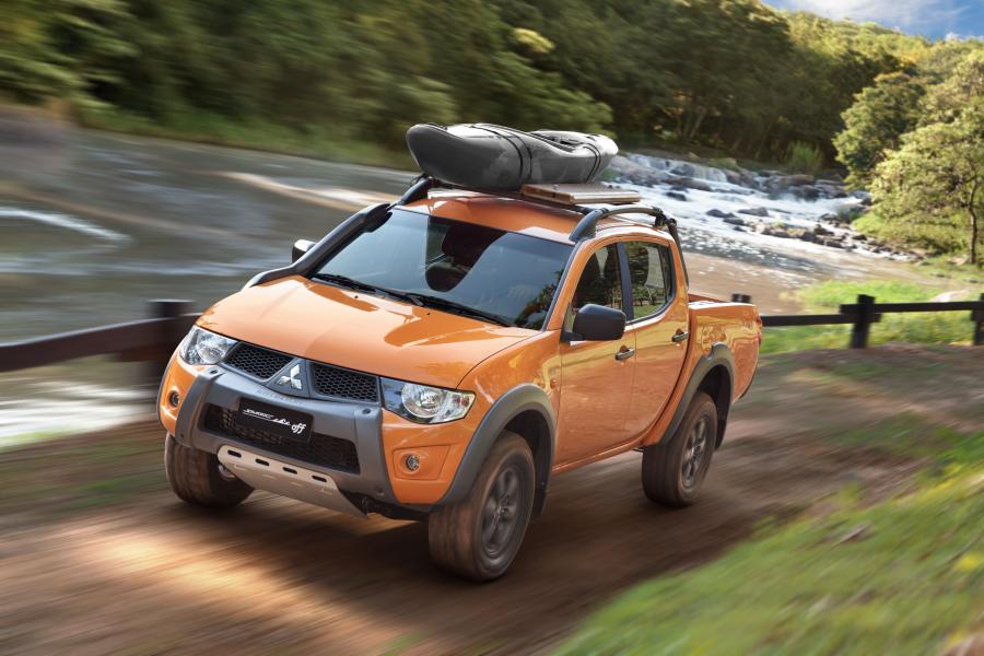  Mitsubishi L200 Triton Savana Off 2015 года  (фото 3 из 10)
